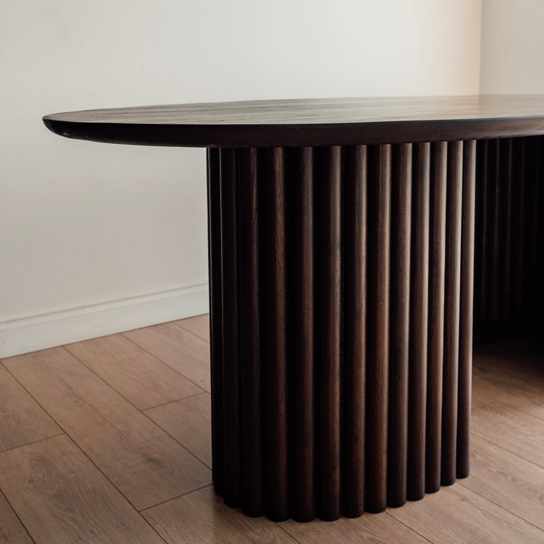 Table en teck massif YOALA fabriquée à la main en Indonésie